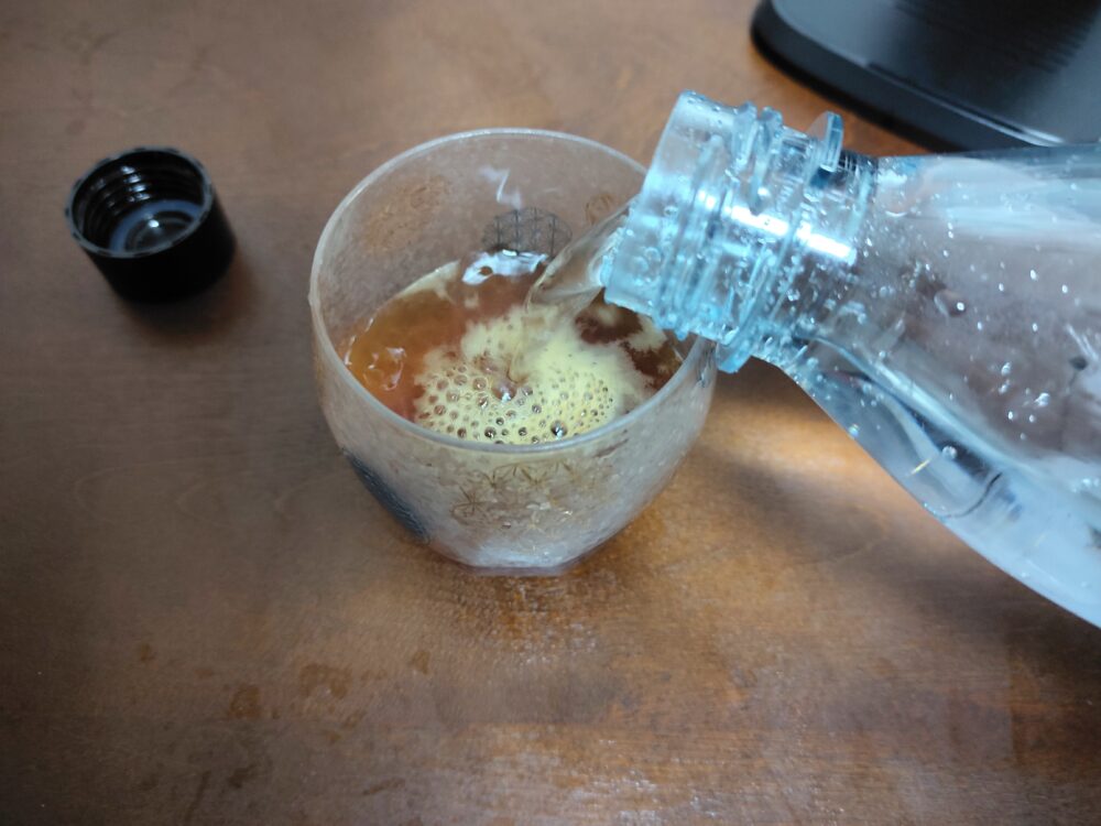 シロップの原液に炭酸水を注ぐ