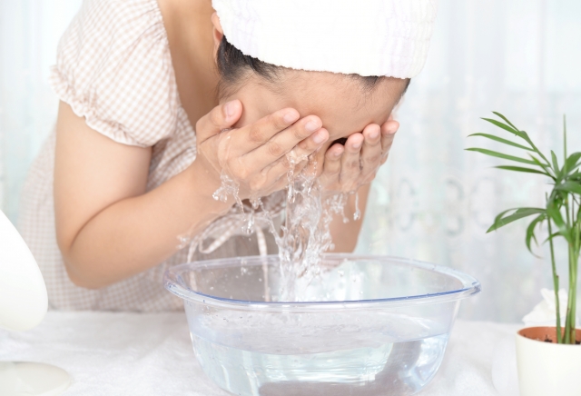 炭酸水で洗顔するやり方