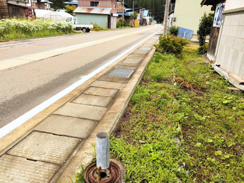 両脇に住宅や建屋が並ぶ国道252号線の画像