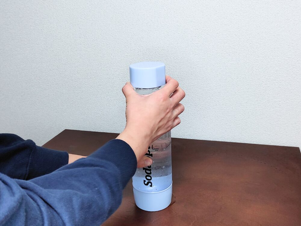 マルチスパークル2で作った炭酸水のボトルにキャップをつけている画像