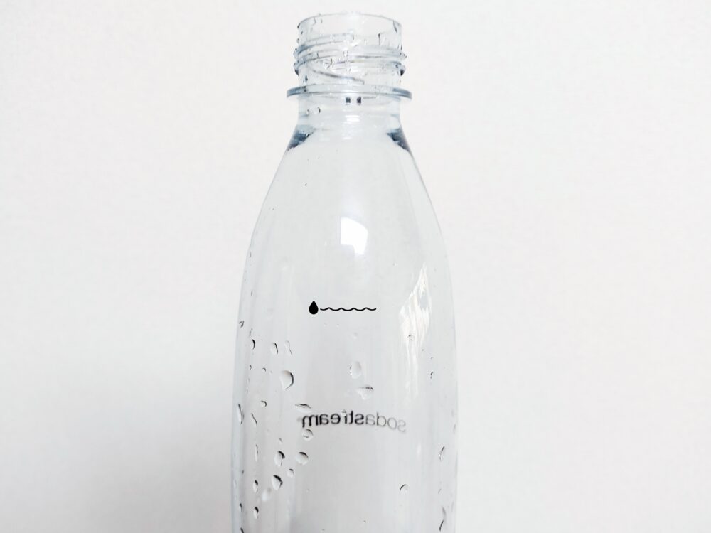 ソーダストリームのボトルに描かれているボトルの水位線を撮影した画像